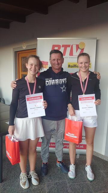 Johanna Hiesmair vom ATSV Steyr Tennis (links) und Teamkollegin Theresa Stabauer mit Landestrainer Hermann Fiala. | Foto: privat
