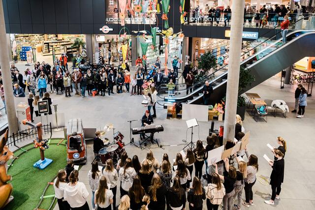 Ein eindrucksvolles Bild der Sänger:innen und Musiker:innen im WEZ Bärnbach | Foto: IQ-Foto Thomas Leibetseder