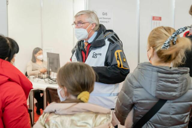 Mitarbeiter:innen der Caritas sind im Ankunftszentrum mit Rat und Tat zur Stelle. | Foto: Land Steiermark/Robert Binder