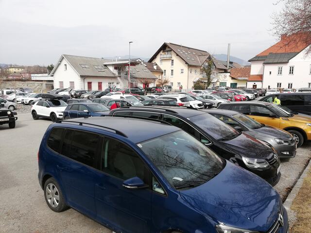 Der Parkplatz beim Westbahnhof soll künftig vielfältiger genutzt werden. | Foto: Stadt Villach/Kompan