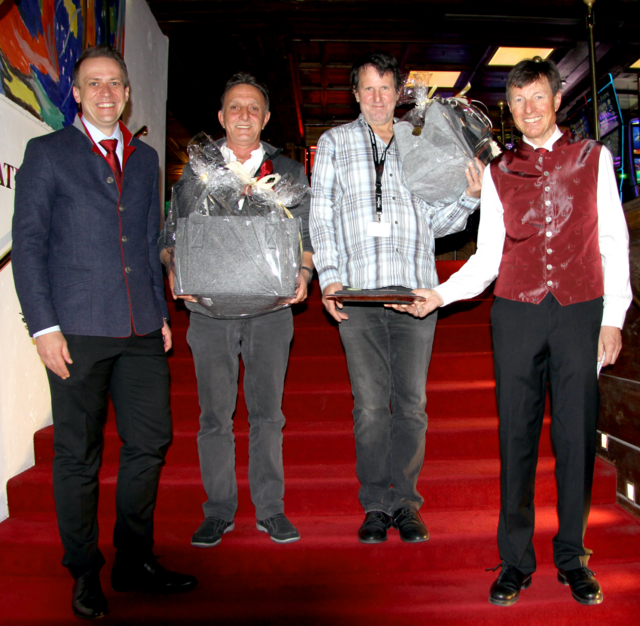 Die strahlenden Sieger des Turniers Josef J. und Gerhard K. umrahmt von Casino Direktor Martin König (links) und Turnierleiter Romed Wegscheider (rechts). | Foto: Casinos Austria