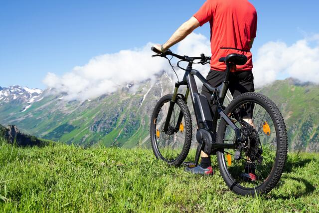 Gesund, flott, aber gar nicht so leicht: die richtige Fahrtechnik mit dem E-Bike muss gelernt sein! | Foto: PantherMedia/AndreyPopov 