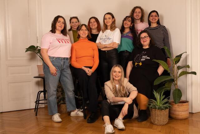 Gründerin Sofia Surma (sitzend) und ein Teil der am Vulva Shop beteiligten Frauen.  | Foto: Ines Gadermaier