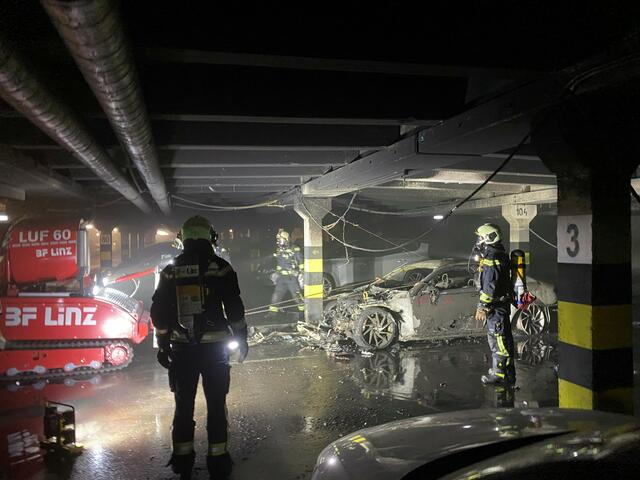 Der Fahrzeugbrand in der Tiefgarage in Kleinmünchen. | Foto: Berufsfeuerwehr Linz