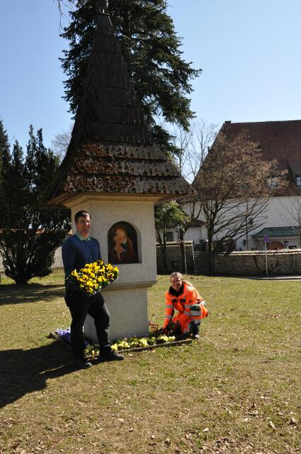 Ein Team der Stadtgärtner bei der Arbeit vor dem sogenannten Kärntner Bildstock auf dem Tabor.  | Foto: Magistrat Steyr