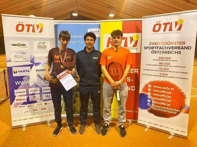 U14-Doppelmeister JAN HEMETZBERGER mit taf-Headcoch MARCO ZANDOMENGHI und U14-Vizemeister MAXIMILIAN HEIDLMAIR (v.l.n.r.) | Foto: taf-tennis