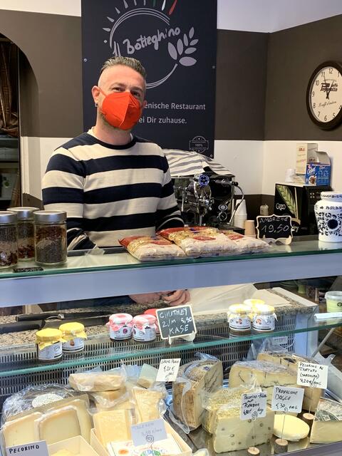 Alessio bereitet meinen Capuccino mit italienischem Baristawissen sorgfältig zu!