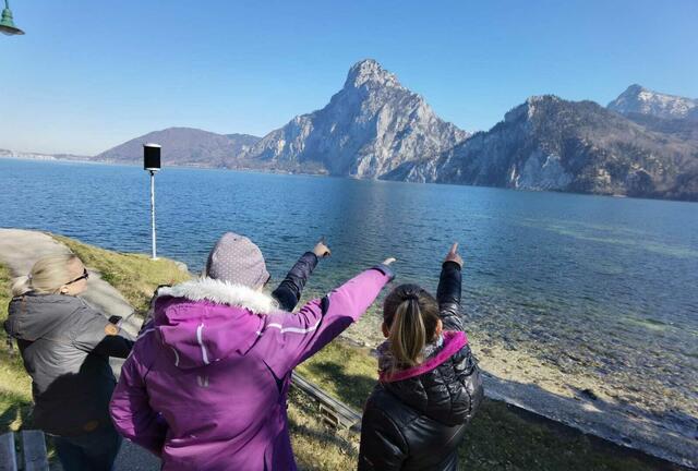 Eine Gruppe beim Outdoor Escape Game "Jagd nach dem Piratenschatz" am Ufer des Trauneees. | Foto: Mayer