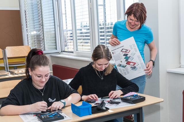 Die Mittelschullehrerin Margit Hofmann freute sich über die Begeisterung der Schüler beim Projekt mit dem Bezirksabfallverband. | Foto: Alfred Hofer