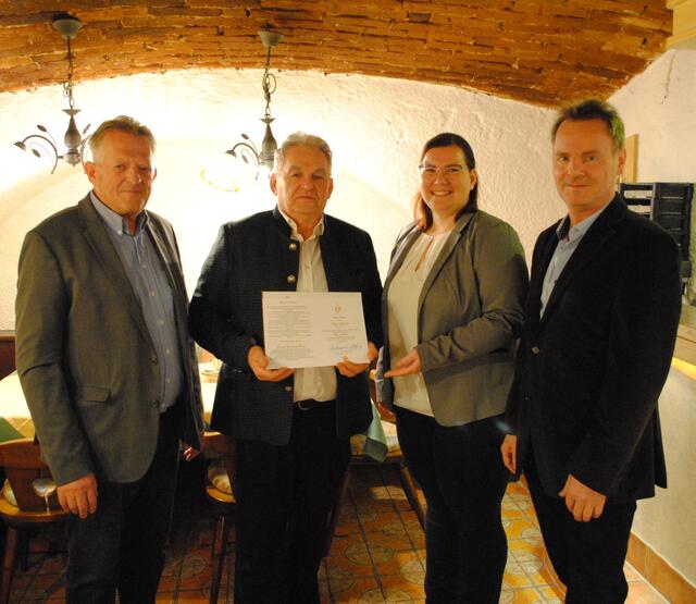 Besondere Auszeichnung für Gastronom Friedrich Herold (2.v.l.) in Haselsdorf-Tobelbad | Foto: KK