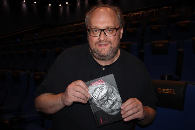 Günther Lainer nutzte den Auftritt auch, um sein neues Buch "Lebensweisheiten" vorzustellen. | Foto: RegionalMedien Hofmüller
