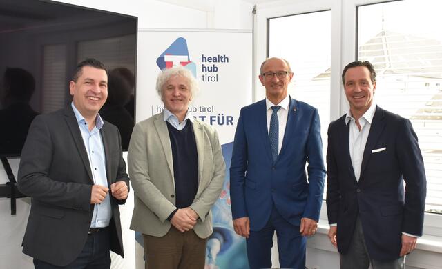 Landesrat Anton Mattle stattete der Firma Angios GmbH vergangene Woche einen Besuch an ihrem Standort in Innsbruck ab. Von links: Marcus Hofer, Geschäftsführer der Standortagentur Tirol, Josef Penninger, Leiter des biowissenschaftlichen Instituts der Universität von British Columbia, LR Anton Mattle und Gregor Wick, Geschäftsführer der Angios GmbH  | Foto: Land Tirol/Pichler