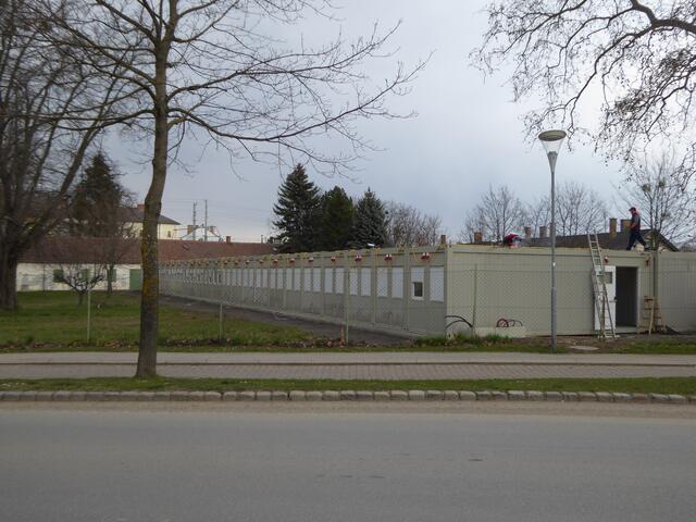 Das Flüchtlings-Containerdorf in Bruckneudorf sorgt erneut für Unbehagen. | Foto: Bianca Mrak (Archiv)