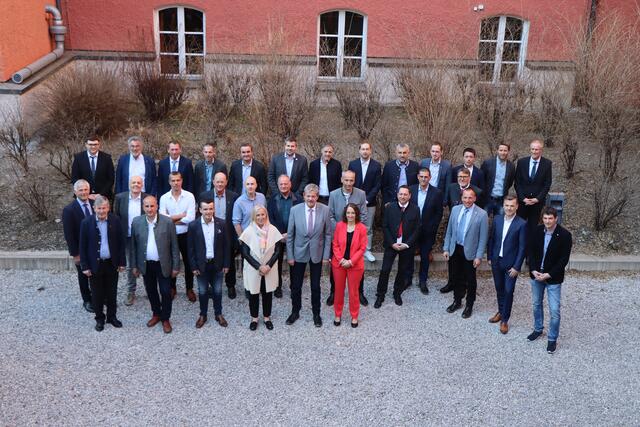 BH Markus Maaß (1. Reihe 5.v.l.) und Gemeinderevisor Andreas Walser (hinten rechts) mit den neuen VizebürgermeisterInnen des Bezirkes Landeck.  | Foto: Othmar Kolp