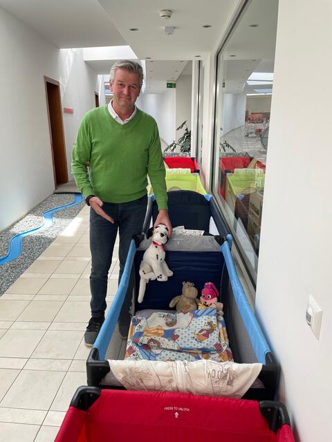 Bürgermeister Wolfgang Eder legt mit Hand an. | Foto: Gernot Heigl