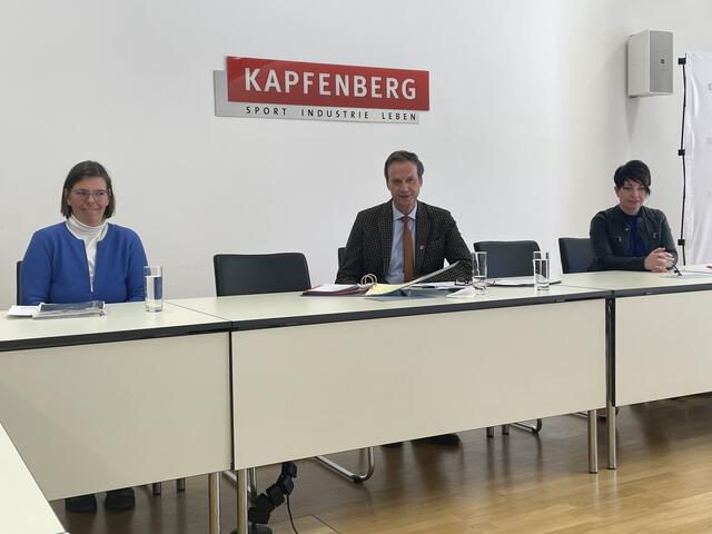Bei der Pressekonferenz am Tag vor der Gemeinderatssitzungen: Finanzdirektorin Barbara Wernsdorf, Bgm. Fritz Kratzer und Vize-Bgm. Melanie Praxmaier. | Foto: Kern