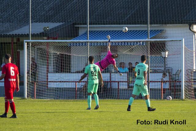 Bei einem Heimspiel der U17 des ATSV Stadl-Paura – hier die Kampfmannschaft – ist es zur Schlägerei mit dem Gegner aus Neukirchen/Vöckla gekommen.  | Foto: Rudi Knoll