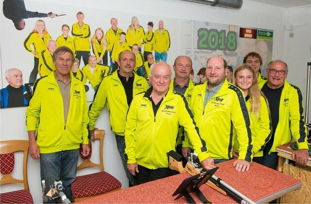 Das Team, welches den Umbau zur modernen Anlage
ermöglicht und durch tatkräftige Unterstützung zum
Erfolg werden ließ. Auf der Fotowand dahinter alle
Beteiligten im Outfit 2018