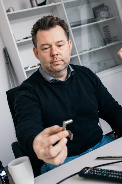 Das ist Komponentenfertigung made in Gußwerk: Roland Harrer erklärt die Teile, die in der Luftfahrt eingesetzt werden. | Foto: Fred Lindmoser