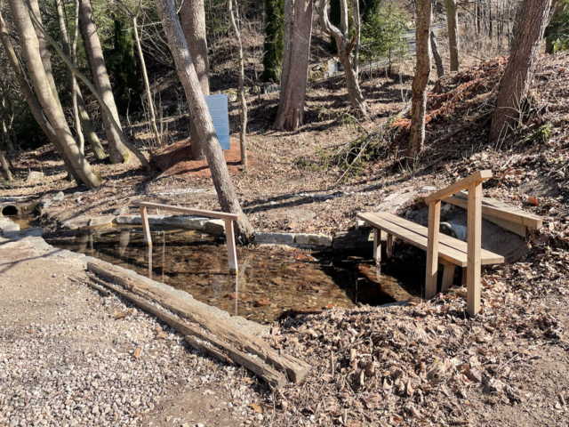 Das Kneippbecken in Kaumberg befindet sich auf der Promenade. | Foto: Franziska Pfeiffer