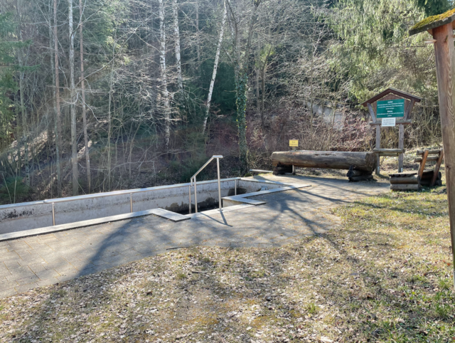 Das Kneippbecken ist am Eingang des Kirchtals in Hainfeld. Wichtig für den Erfolg der Kneippanwendungen ist die Regelmäßigkeit. | Foto: Franziska Pfeiffer