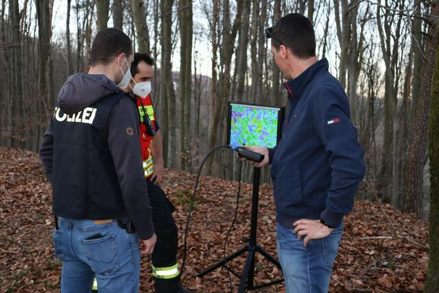 Mit einer Drohne wurde der Flurbrand am Bachlbergweg überwacht. | Foto: Berufsfeuerwehr Linz