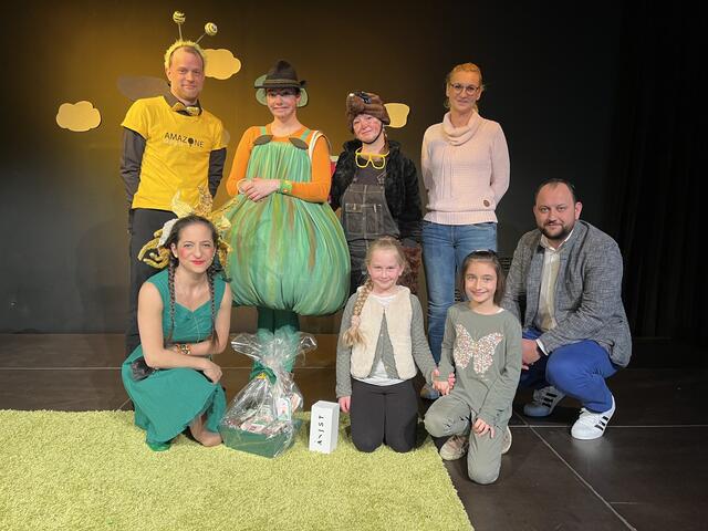 V.l.: Caroline Athanasiadis, Annalena, Sophie und Christoph Grassmugg.
Hinten v.l.n.r:  Matthias Ellinger, Gudrun Nikodem-Eichenhardt, Michaela Riedl-Schlosser und Christine Maier.
 | Foto: Grassmugg
