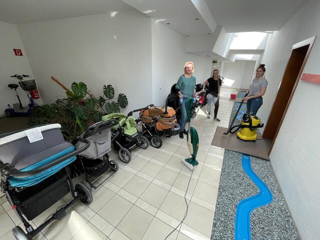 Freiwillige aus der Gemeinde Burgauberg-Neudauberg sind im Dauereinsatz, um das frühere Hotel für den Einzug von 96 Kindern, Müttern und Betreuerinnen am Samstag bereitzumachen. | Foto: Gernot Heigl