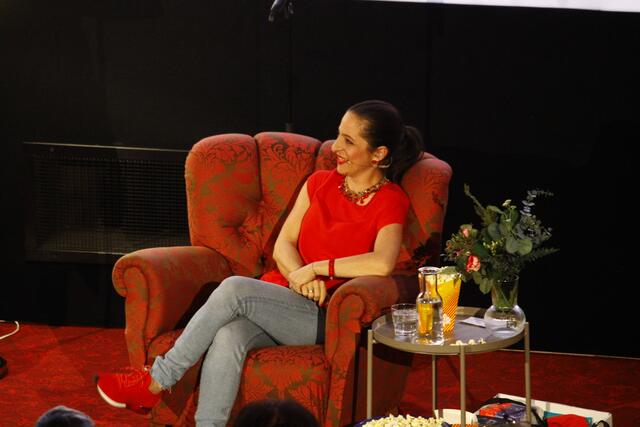 Kabarettistin Caroline Athanasiadis ist auch amtierende "Dancing Stars"-Gewinnerin. | Foto: RegionalMedien Hofmüller