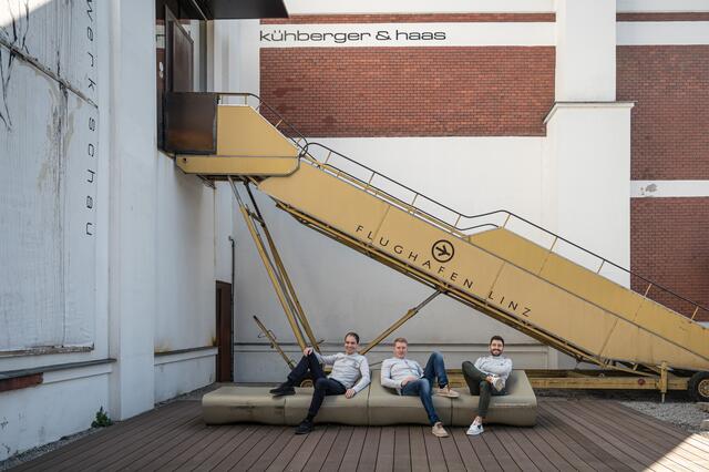 Eingang von Kühberger &amp; Haas – eine der Locations von Tavolata mit Klemens Schraml (Restaurant Rau), Max Rahofer (Restaurant Rahofer) und Lukas Kapeller (Restautant Kapeller) von links. | Foto: Mayr_Drehwerk