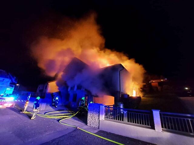 Einer der größten Feuerwehreinsätze im Jahr 2021: Brand eines Einfamilienhauses in Sieggraben – 113 Feuerwehrmitglieder waren im Einsatz. | Foto: Bezirksksfeuerwehrkommando Mattersburg/Thorsten Böcker