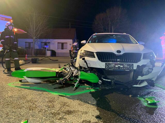 Motorrad und Auto wurden von der Feuerwehr Großpetersdorf geborgen. | Foto: Oliver Class