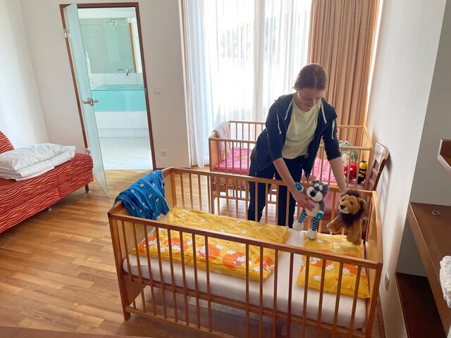 Auch Caro Eder hilft mit, die Zimmer für den Einzug der Kinder vorzubereiten. | Foto: Gernot Heigl