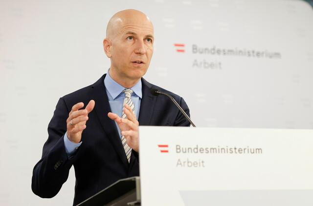 "Als Arbeitsminister ist mir der Schutz von Beschäftigten ein besonderes Anliegen", so Arbeitsminister Martin Kocher. | Foto: BKA/Wenzel