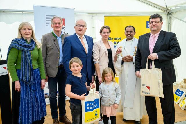 Schlüsselübergabe im "Haus der Generationen" in Göstling: Elisabeth Fahrnberger (Obfrau Betreuungsverein), Bürgermeister Friedrich Fahrnberger, Landtagsabgeordneter Karl Moser (2. Präsident des NÖ Landtags), eine zufriedene Mieterin mit ihren Kindern, Pater Yohanu sowie Direktor Baumerister Christoph Scharinger (Geschäftsführer Niederösterreichisches Friedenswerk) | Foto: G. Nesvadba/Niederösterreichisches Friedenswerk