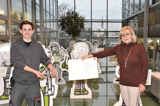 Arbeits- und Bildungslandesrätin Beate Palfrader gratulierte Sandro Pörnbacher zum "Lehrling des Monats Jänner 2022". | Foto: Land Tirol/Gerzabek