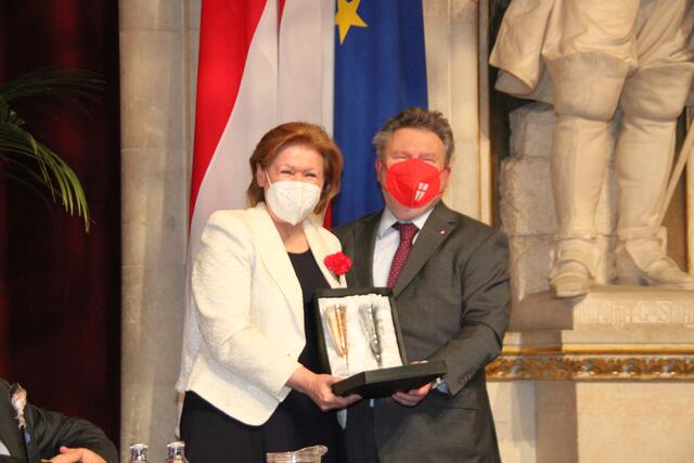 Trotz Maske zu sehen: Bürgermeister Michael Ludwig und Hernals Bezirksvorsteherin a.D. (beide SPÖ) hatten sichtlich gute Laune. | Foto: Michael J. Payer
