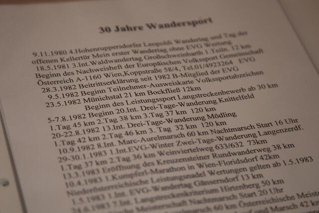 Rudolf Schöfnagl aus Hohenruppersdorf gibt Einblicke in seiner Karriere als Marathonwanderer. | Foto: Regina Courtier