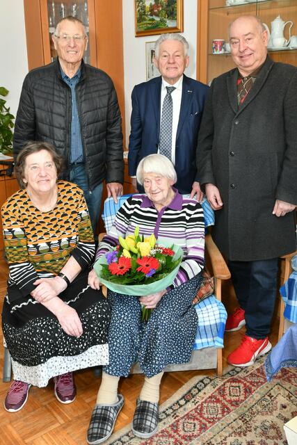 Josef Pühringer (4.v.l.) und der OÖ Seniorenbund Bezirksobmann Josef Hackl (5.v.l) gratulierten Josefa Kohl (vorne) zum 101. Geburtstag. | Foto: OÖ Seniorenbund