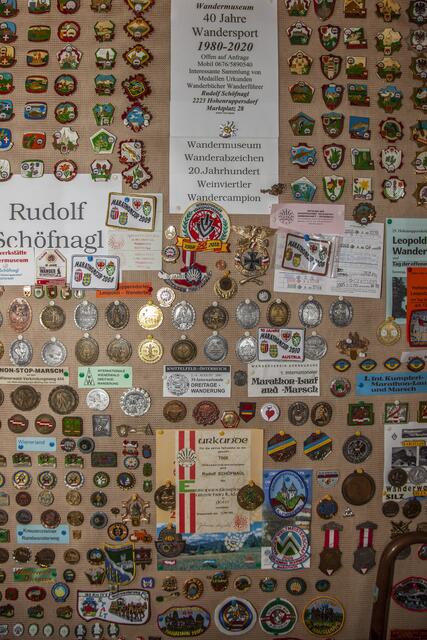 Rudolf Schöfnagl aus Hohenruppersdorf gibt Einblicke in seiner Karriere als Marathonwanderer. | Foto: Regina Courtier