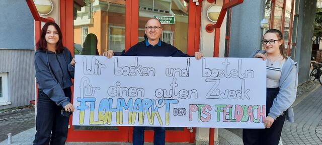 Direktor Gerald Posch und die Schülerschaft unterstützen mit dem Basar Menschen aus der Ukraine.  | Foto: PTS Feldbach 