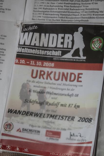 Rudolf Schöfnagl aus Hohenruppersdorf gibt Einblicke in seiner Karriere als Marathonwanderer. | Foto: Regina Courtier