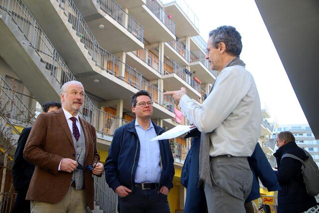 Klimastadtrat Jürgen Czernohorszky (SPÖ) und Bezirksvorsteher-Stellvertreter Gerhard Blöschl (SPÖ) besuchten im Rahmen einer "Klimabezirkstour" auch das C.21. | Foto: PID/Votava