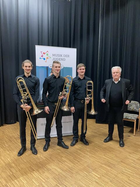 Der Wallerner Tobias Ortner (2. von links) erreichte mit seinem Ensemble "Trio Colore" beim Jugend-Musikwettbewerb "prima la musica" den 1. Preis | Foto: mamukawa