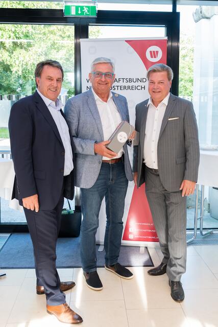 WBNÖ Landesobmann WKNÖ Präsident Wolfgang Ecker (l.) und WBNÖ Direktor Harald Servus (r.) gratulieren Alfred Riedl zur Wiederwahl als Präsident des österreichischen Gemeindebundes. | Foto: WBNOE/Habinger