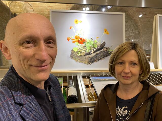 Ingrid Paul und Thomas Knoglinger bewundern die Ausstellung "Der Parasit" in der Vinothek im Stift.