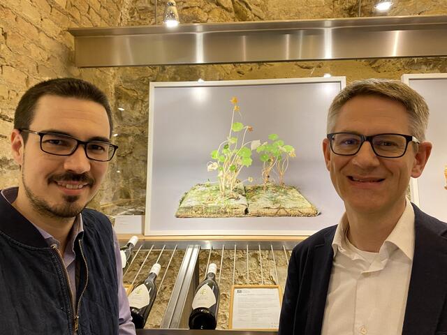 Kulturbetriebsleiter Matthias Hofmeister-Kiss und Weingutsleiter Wolfgang Hamm genießen die Ausstellung "Der Parasit" in der Vonothek im Stift.