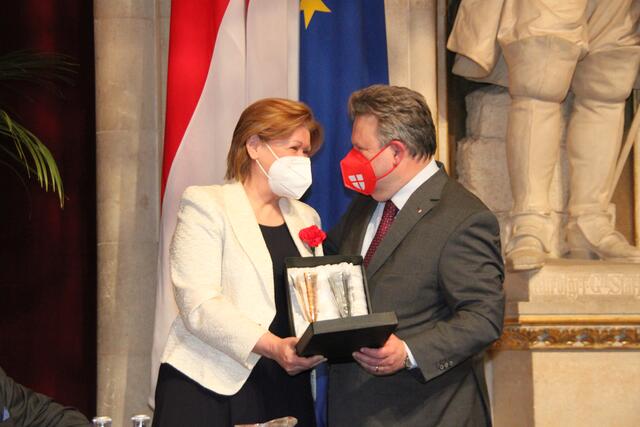 Bürgermeister Michael Ludiwg überreichte Ilse Pfeffer (beide SPÖ) zum Abschied ein Geschenk. | Foto: Michael J. Payer