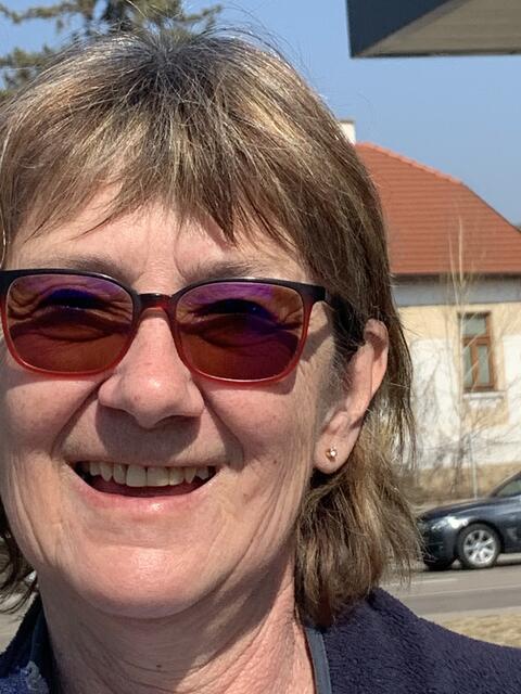 Rita Zarzel, Baden
Normale Vorräte sind wichtig, zu viele Vorräte führen zum mehr Wegwerfen. Der Krieg hat diese Käufe sicher forciert, aber bei uns ist das nicht notwendig.