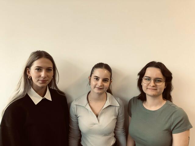 Das Diplomarbeits-Team der HBLW Saalfelden (v.l.n.r. Anna Glaser, Lena Reinwald, Anna Geisler) freut sich über die Unterstützung durch die Senoplast Klepsch &amp; Co. GmbH.  Foto: DA-Team